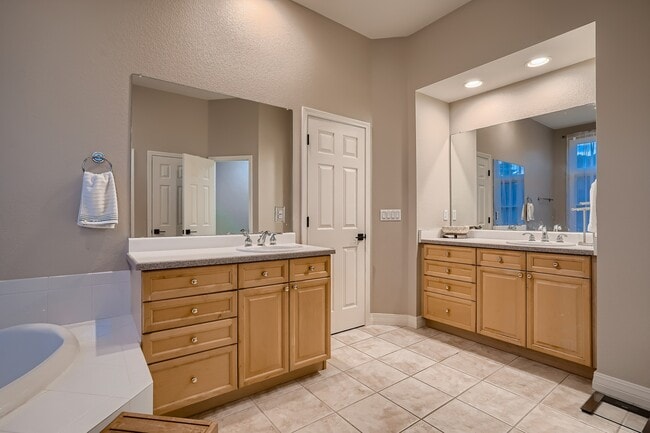 Building Photo - 7046 Forest Ridge Cir