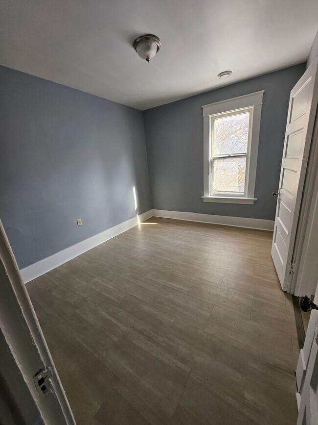 Building Photo - Newly renovated upper 3 bedroom unit