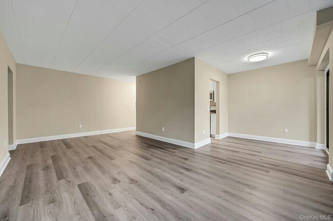 Building Photo - 505 White Plains Rd