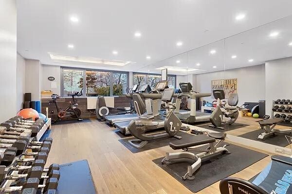 Building Photo - 305 W 16th St