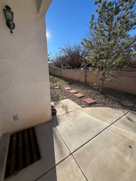 Building Photo - 1301 Villa Chamisa NE