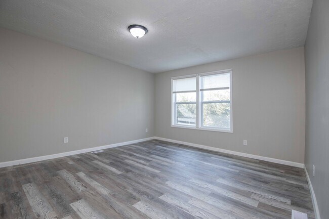 Building Photo - 912 Hotel Ave