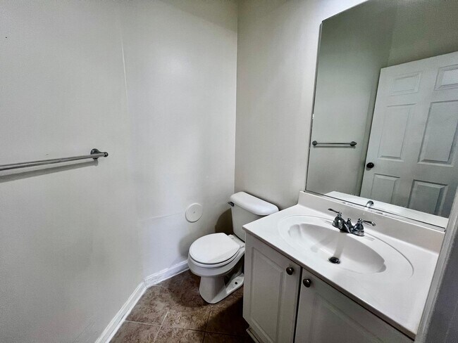 Building Photo - Stunning Castleton Condo