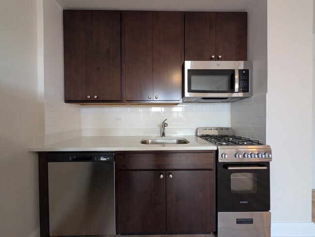 Building Photo - 3335 W Diversey Ave