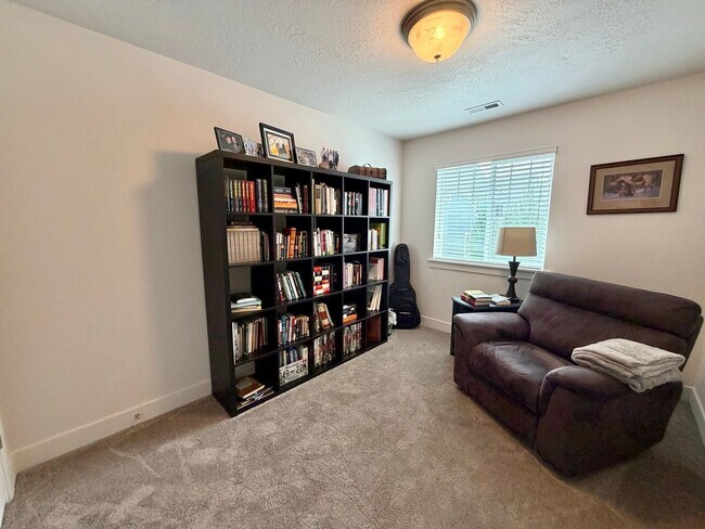 Building Photo - Gorgeous Like-New Townhome