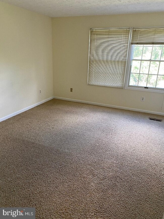 Building Photo - 3670 Woodhaven Ct