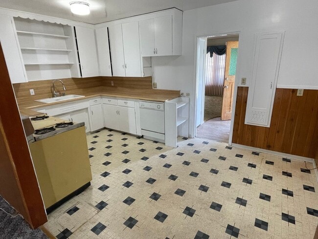 Building Photo - Large and Spacious Home