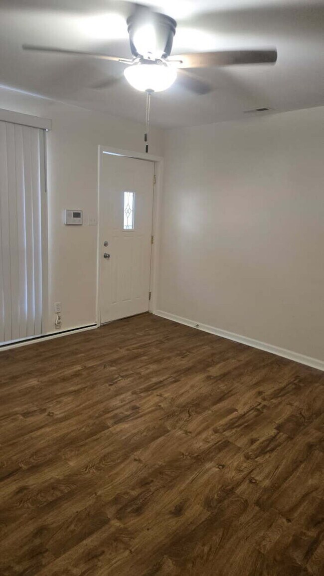 Building Photo - Beautiful home with fenced in backyard