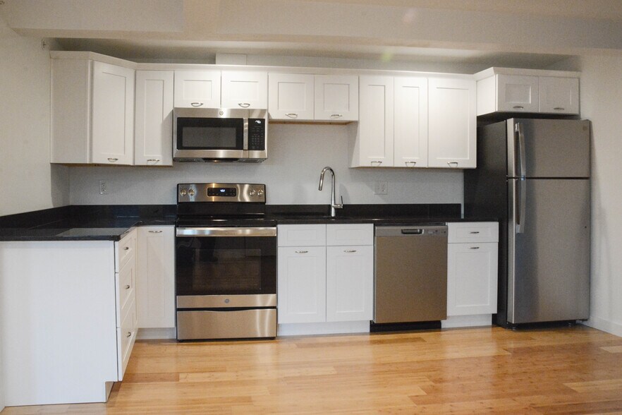 Building Photo - 548 Main St