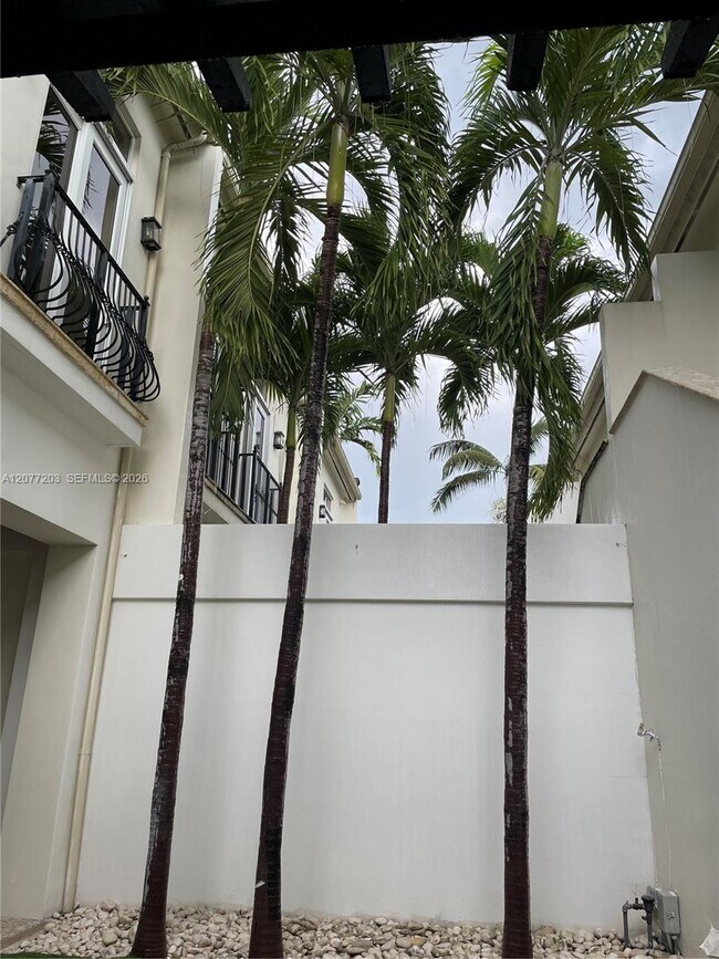 Building Photo - 530 Valencia Ave