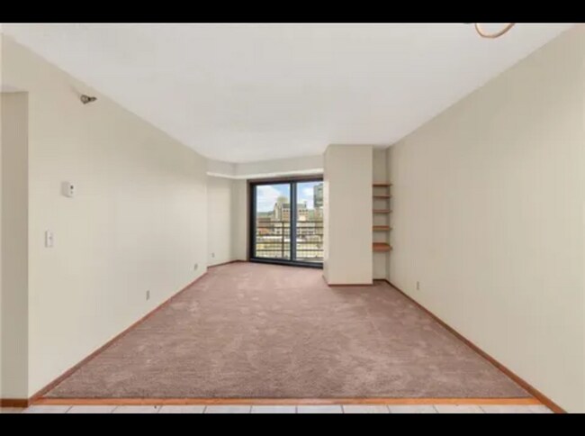 Building Photo - Spacious 2 Bedroom Condo