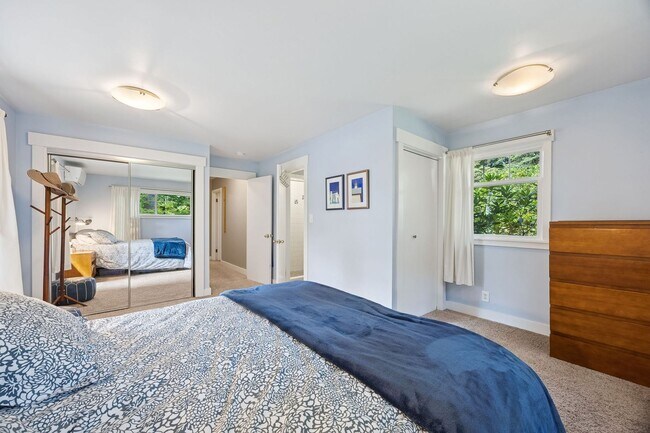 Building Photo - Normandy Park - Modern and Spacious!