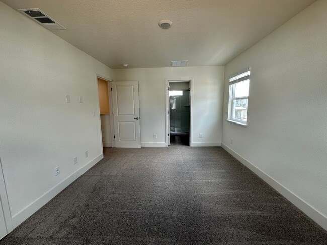 Building Photo - Beautiful new home