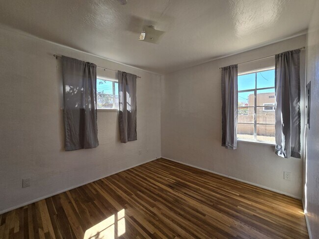 Building Photo - 2412 Rosina St