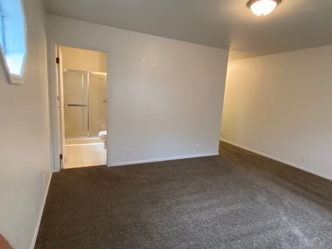 Building Photo - 2 bedroom 2 bath with a 1 car garage