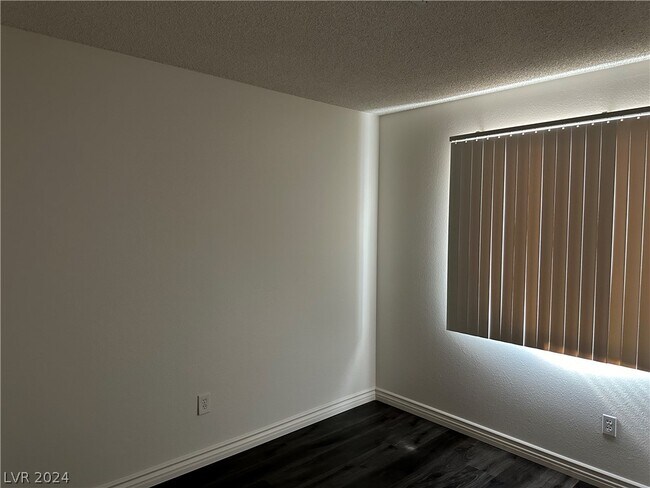 Building Photo - 1121 Willow Tree Dr