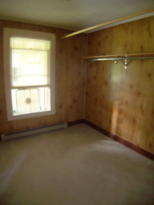 Building Photo - 1 Bedroom off Staley Rd!
