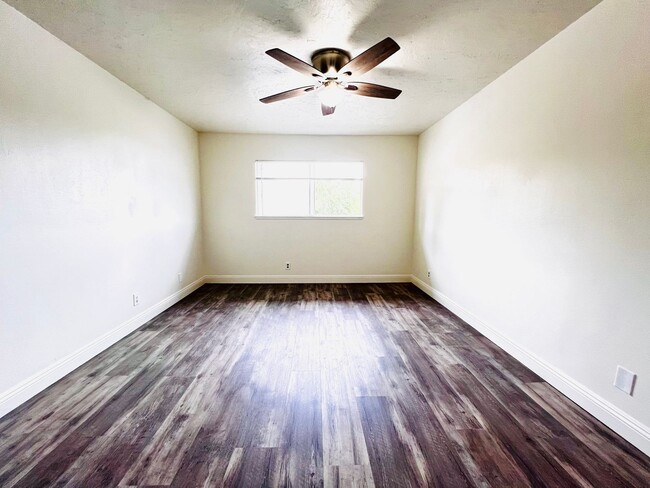 Building Photo - Spacious 3 bedroom 2 bath with attached ga...