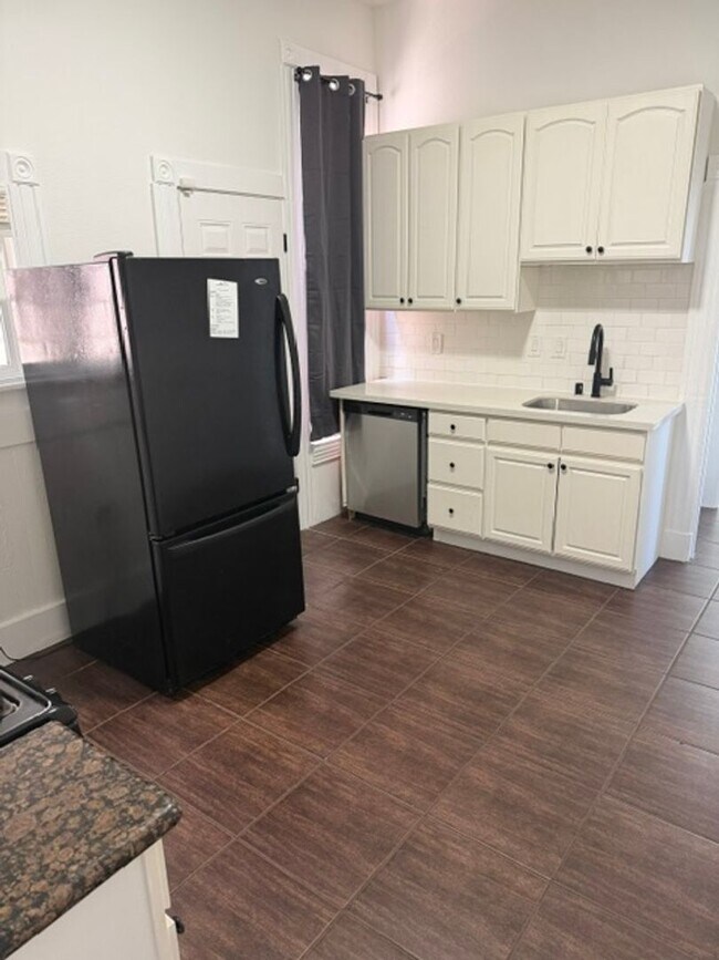Building Photo - 1/2 Off First Month's Rent, 3Bdrm, 2.5Bath
