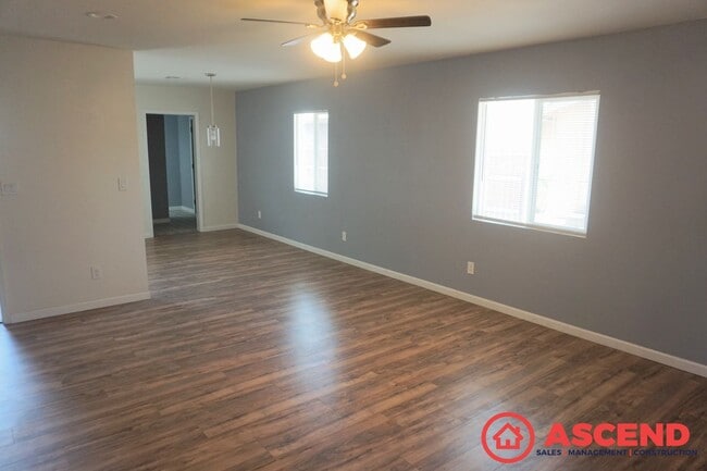 Building Photo - Delightful Home Near South High School!