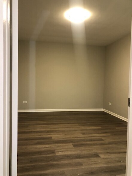 Building Photo - 5849 S Francisco Ave