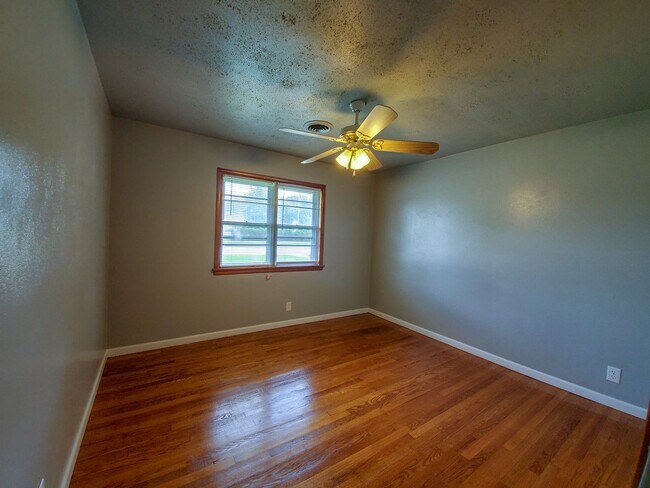 Building Photo - 4 Bedroom 2 bath Home in Shawnee