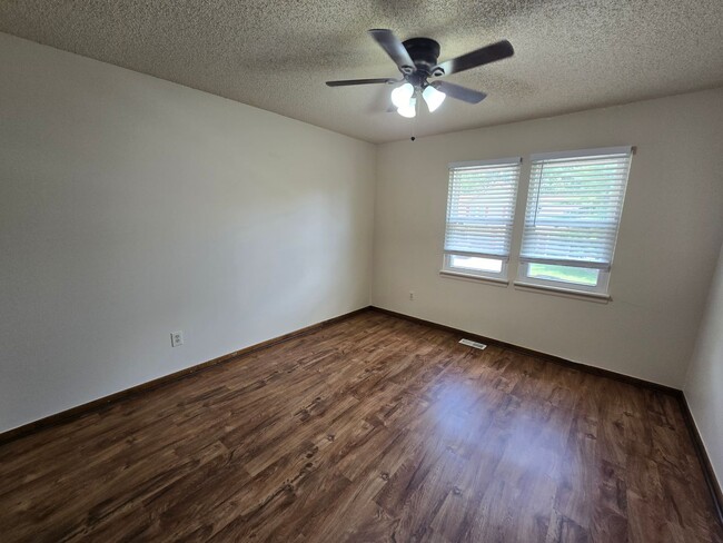 Building Photo - 3 bedroom townhome