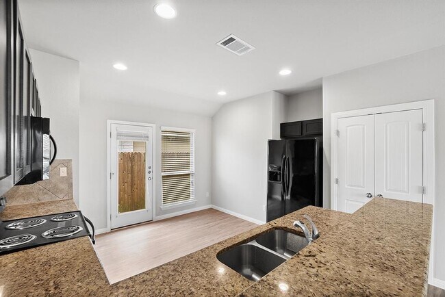 Building Photo - 13024 Tinker St