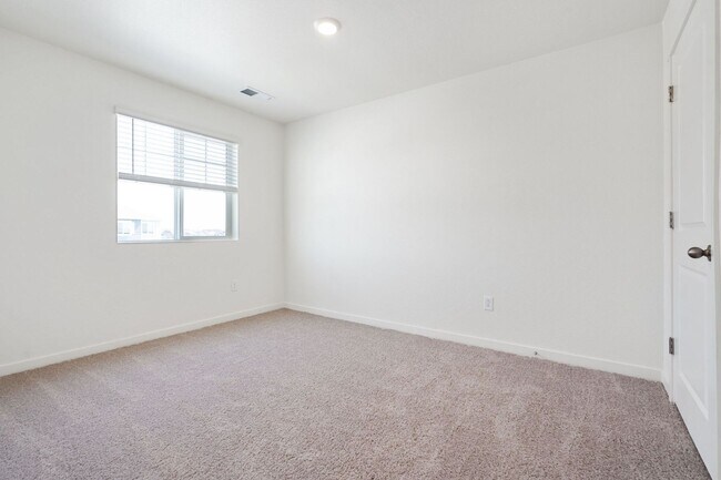 Building Photo - 3 bedroom, 2 1/2 bath home in Tailholt!