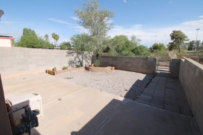 Building Photo - Townhome COMING AVAILABLE SOON!!!! Cute 2bd/2ba