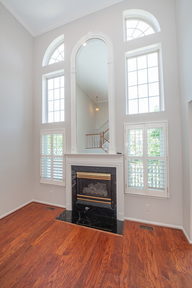 Gas fireplace, 17 foot ceiling - 298 Militia Dr