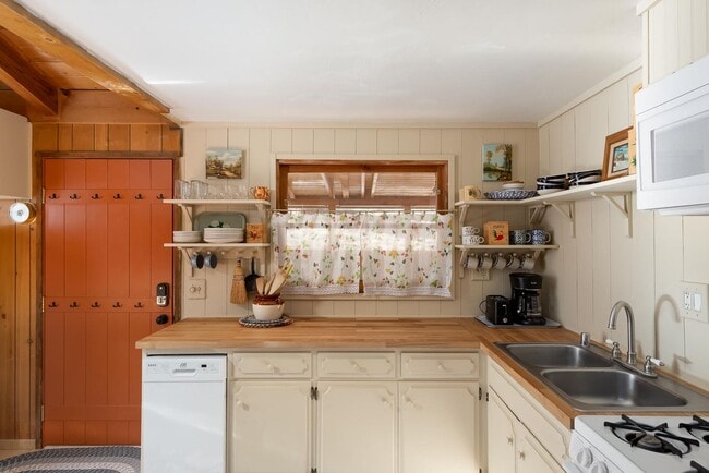 Building Photo - Cozy 2 Bedroom 1 Bathroom Home in Big Bear City