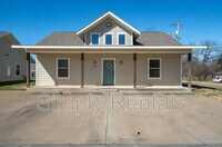 Building Photo - 703 Maple St