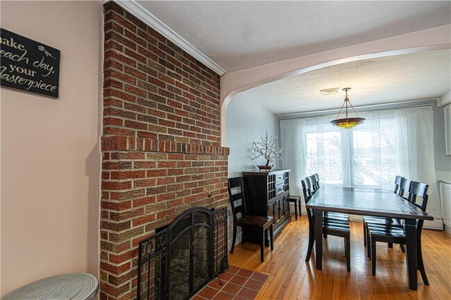 Building Photo - 25 Weeks St