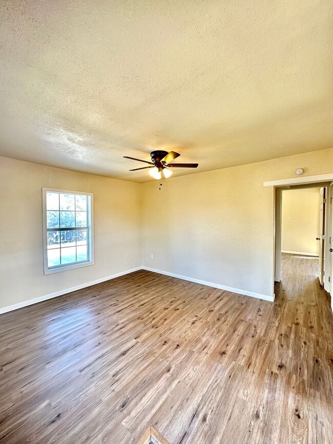 Building Photo - COMING AUGUST 2025 - Remodeled 1 Bedroom A...