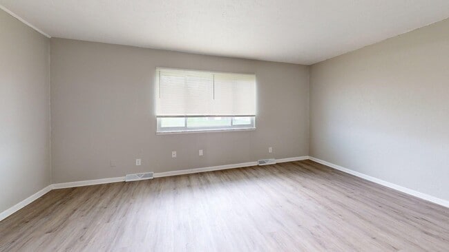 Building Photo - 630 Abbe Rd S