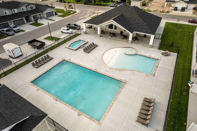 Building Photo - Brand New Luxury 4 Bedroom 2.5 Bath with O...