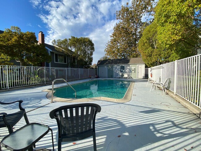 Building Photo - Stunning 3-bedroom, 2-bathroom coastal condo with Modern Custom Upgrades!