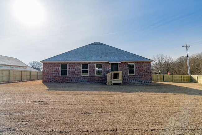 Building Photo - Beautiful 4 bedroom Home on Valley View Golf Course. HUGE Fenced Yard!