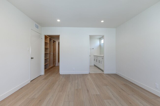 Building Photo - ? Spacious 2 Bed, 2 Bath in Prime Glendale...