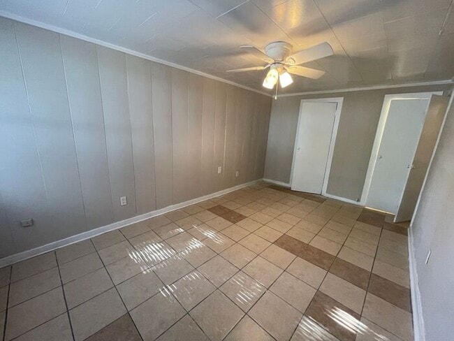 Building Photo - Cozy 1 Bedroom 1 Bath Downstairs Unit Read...