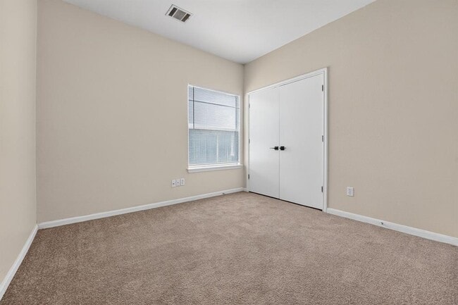 Building Photo - 2831 Southampton Way