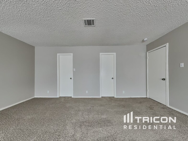 Building Photo - 931 Whispering Hollow Dr