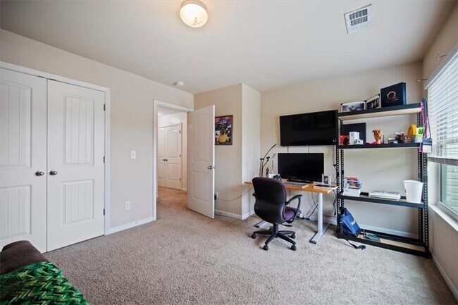 Building Photo - 108 Aviary Ln