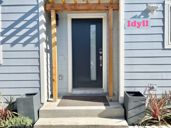 Townhouse entrance - 392 N 7th St