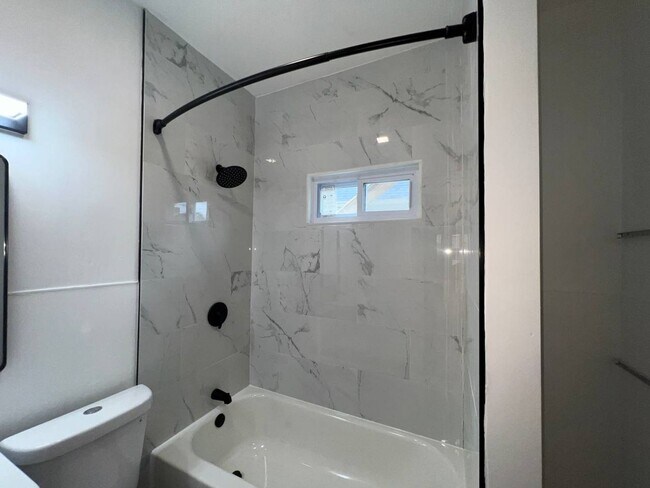 Building Photo - 4091 E 56th St