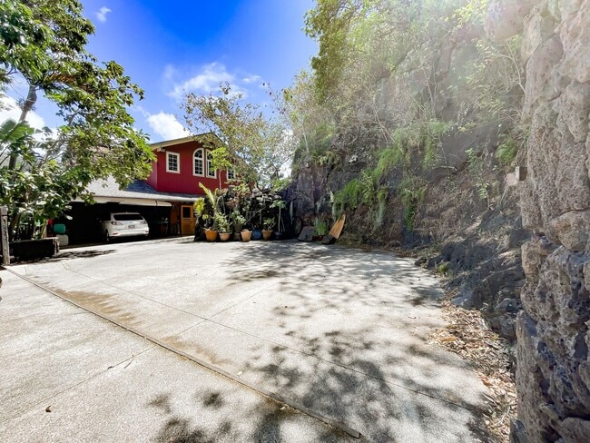 Building Photo - Pet Friendly 2-Bedroom Palolo Duplex