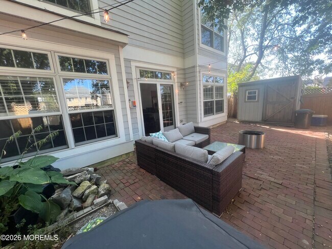 Building Photo - 160 Main St