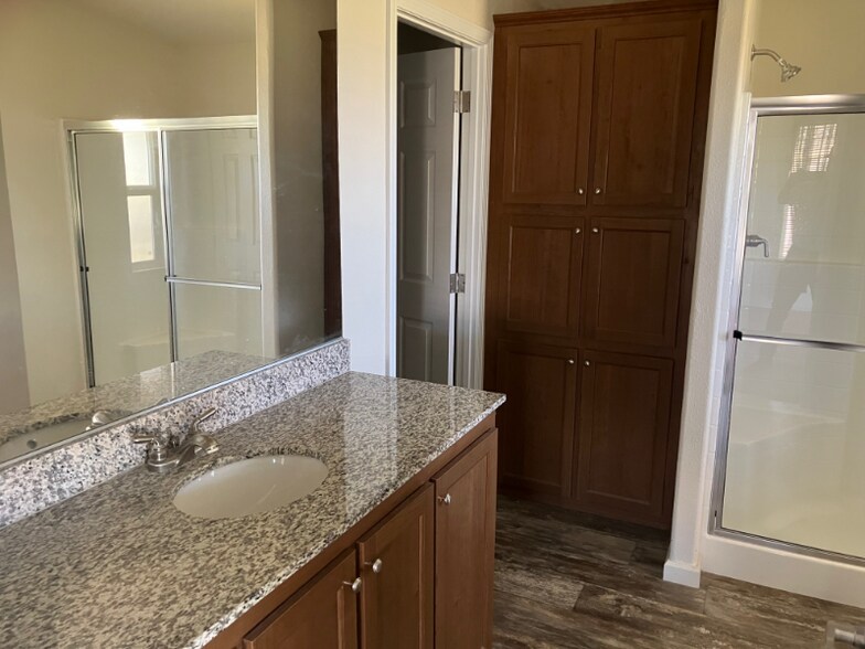 Building Photo - 880 Montecito Dr