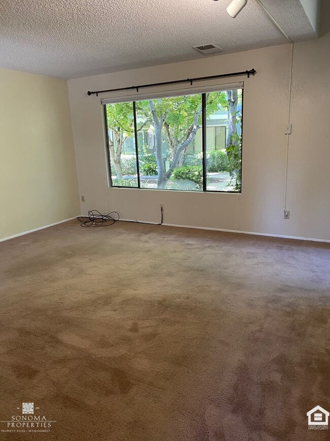 Building Photo - Townhouse in Desirable Location, Near Shopping, Bike Trails, Water & Garbage Included